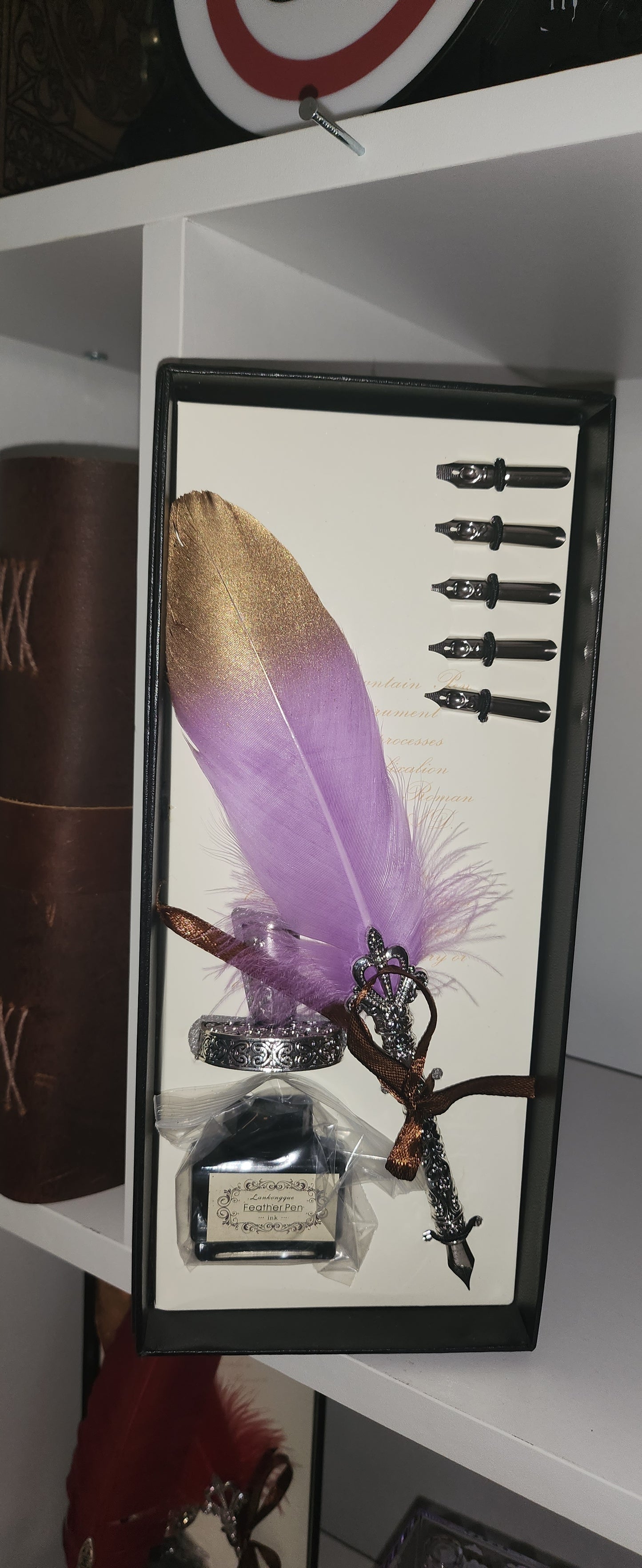 Plume caligraphie violette