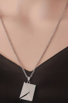 Collier avec lettre d'amour ouvrable