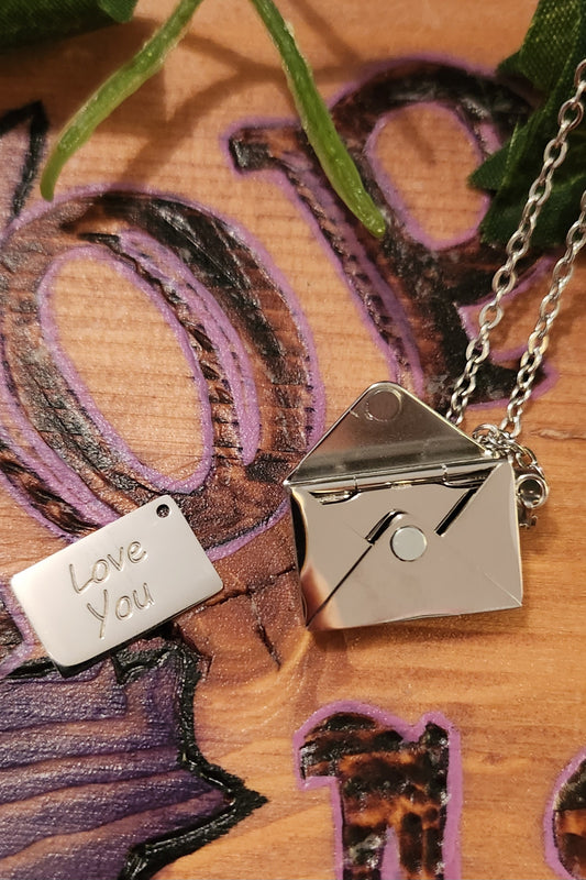 Collier avec lettre d'amour ouvrable